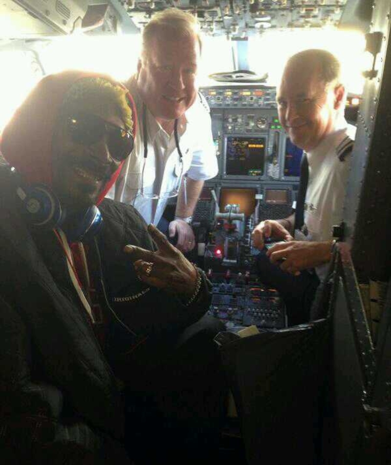 Snoop Doggy Dog on a Plane | Imgur.com/cB24rJc