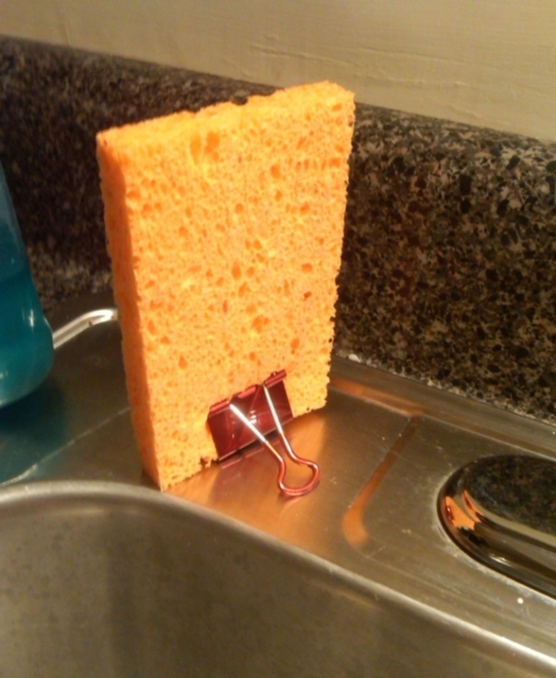 Keep Your Sponge Fresh With a Binder Clip | Imgur.com/5F2Ar